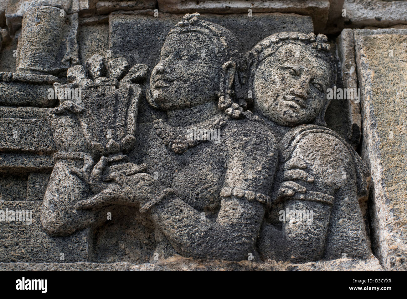 Scolpiti figurine buddista adornano le pareti del tempio Buddhista di Borobudur in Java, Indonesia Foto Stock