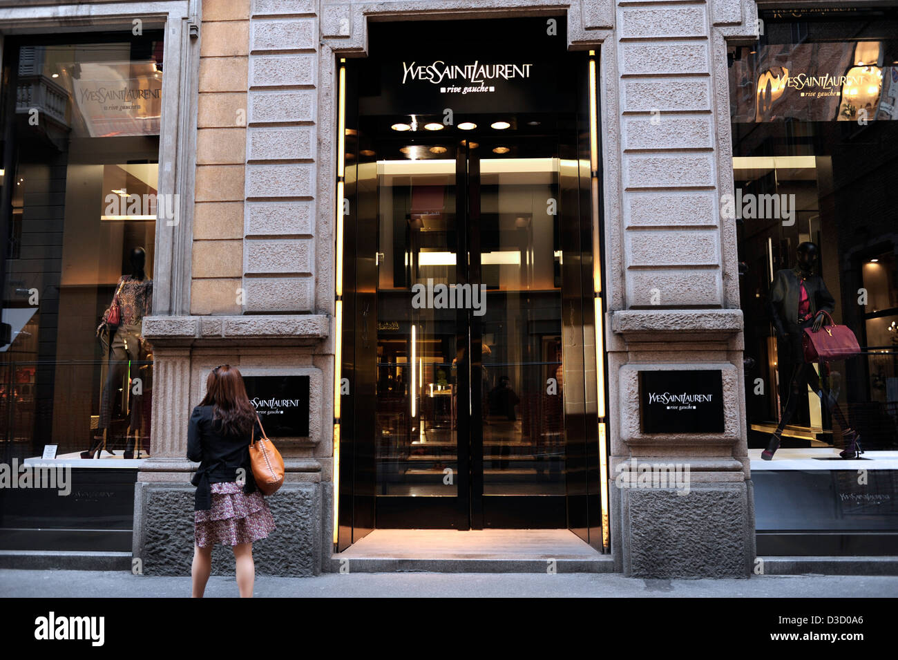 Yves Saint Laurent shop. Via Montenapoleone. Milano, Italia Foto Stock