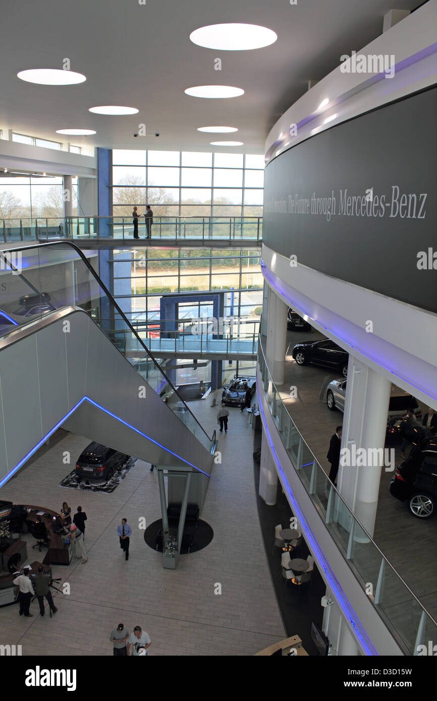 Mercedes Benz World, Brooklands, vicino a Weybridge, Surrey, Inghilterra, Regno Unito. Foto Stock