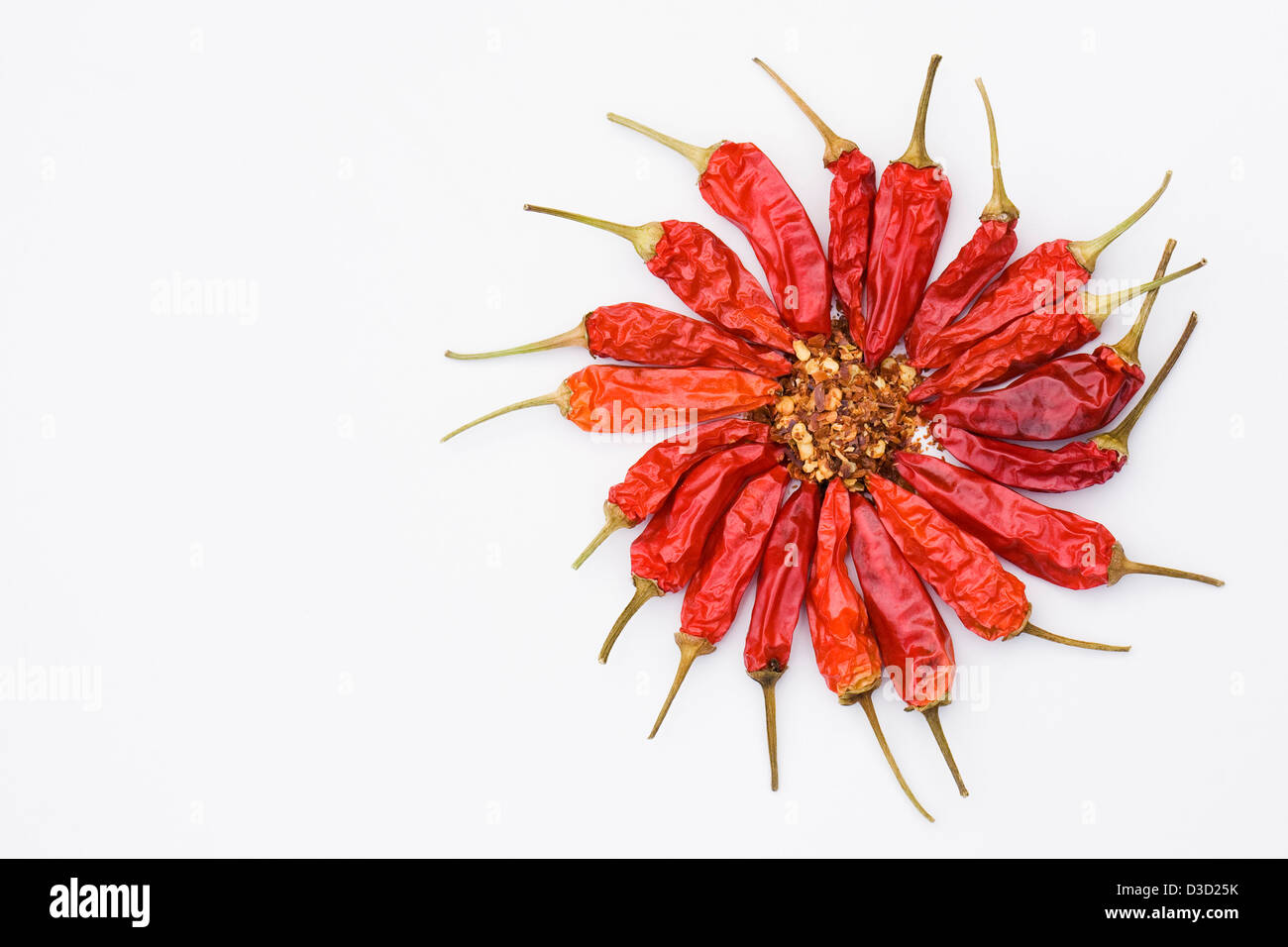Il capsicum annum 'Superchili'. Peperoncini secchi e peperoncino in scaglie su uno sfondo bianco. Foto Stock