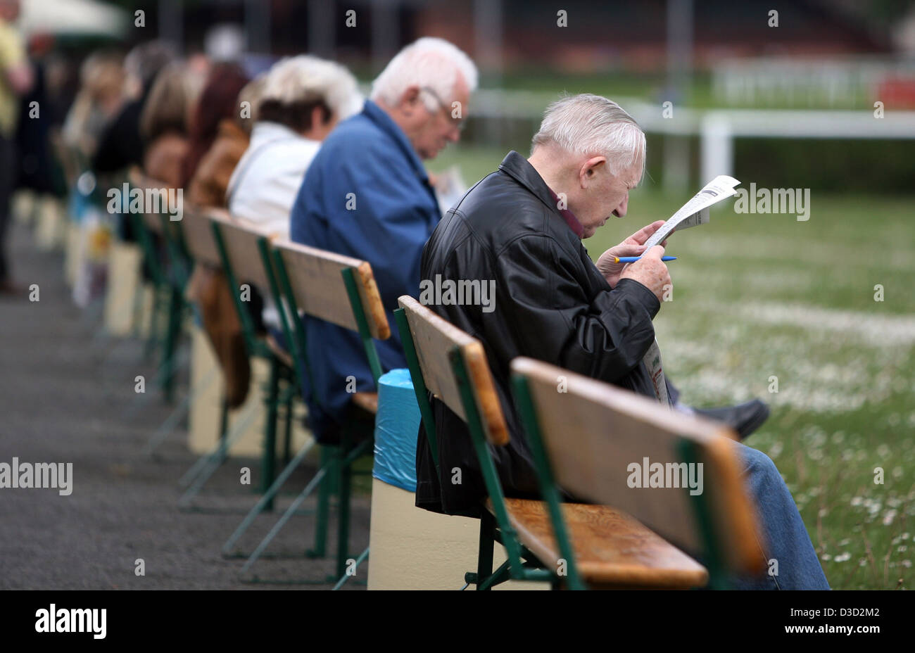 Dresden, Germania, uomo studiando la entry list a gare Foto Stock