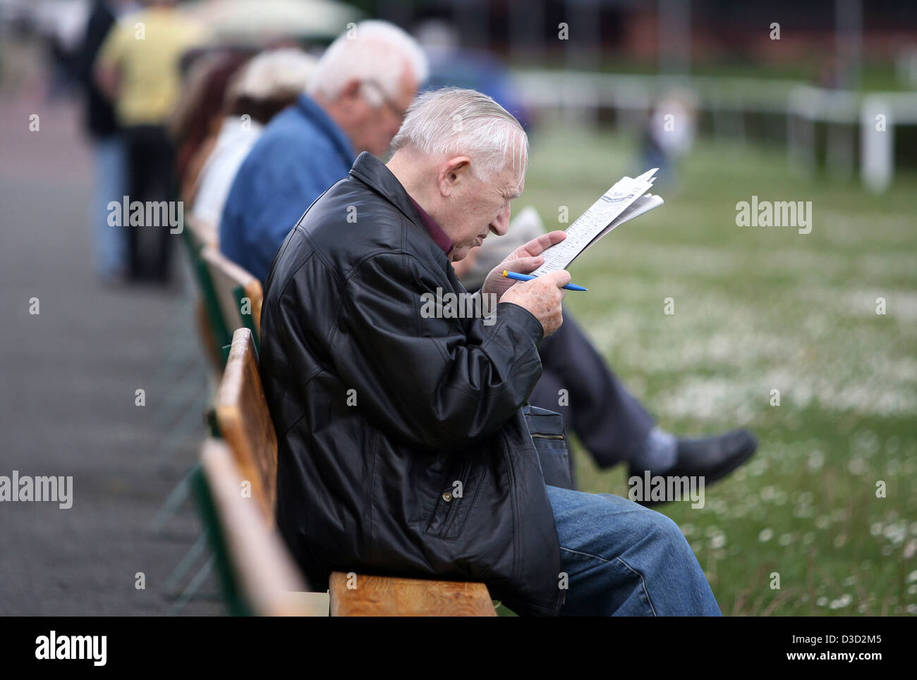 Dresden, Germania, uomo studiando la entry list a gare Foto Stock