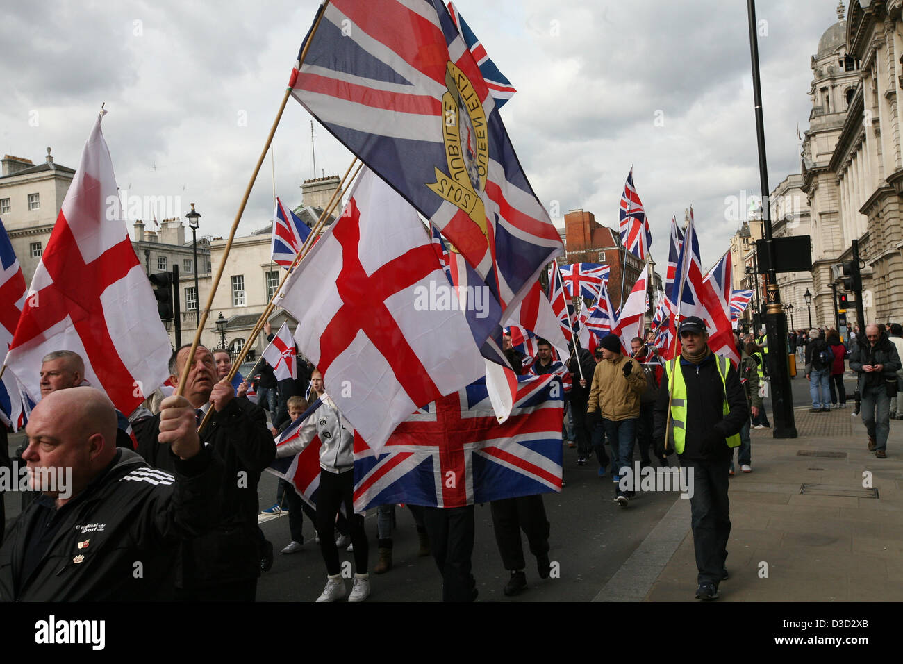 Londra, Regno Unito. Sabato 16 febbraio 2013. Ulster lealisti marzo lungo Whitehall per mostrare il loro sostegno per la bandiera dell'Unione Credito: Mario Mitsis / Alamy Live News Foto Stock