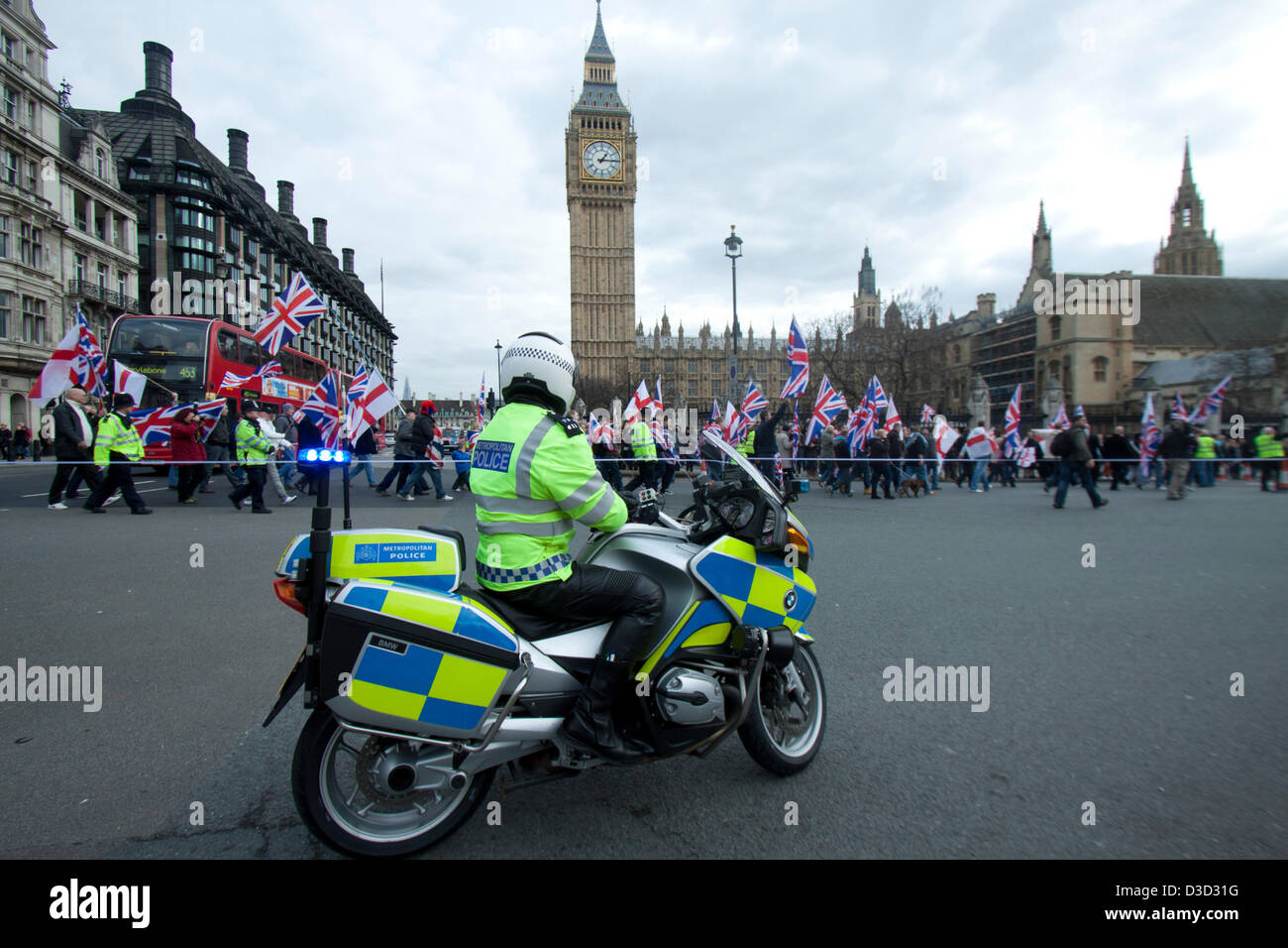 Londra REGNO UNITO. Il 16 febbraio 2013. Manifestanti stadio a marzo a Londra organizzato da sud-est di alleanza con stretti legami con la difesa inglese League a sostegno della bandiera unionista polemiche di battenti bandiera dell'Union Jack su Belfast City Hall. Credit Amer Ghazzal/Alamy Live News Foto Stock