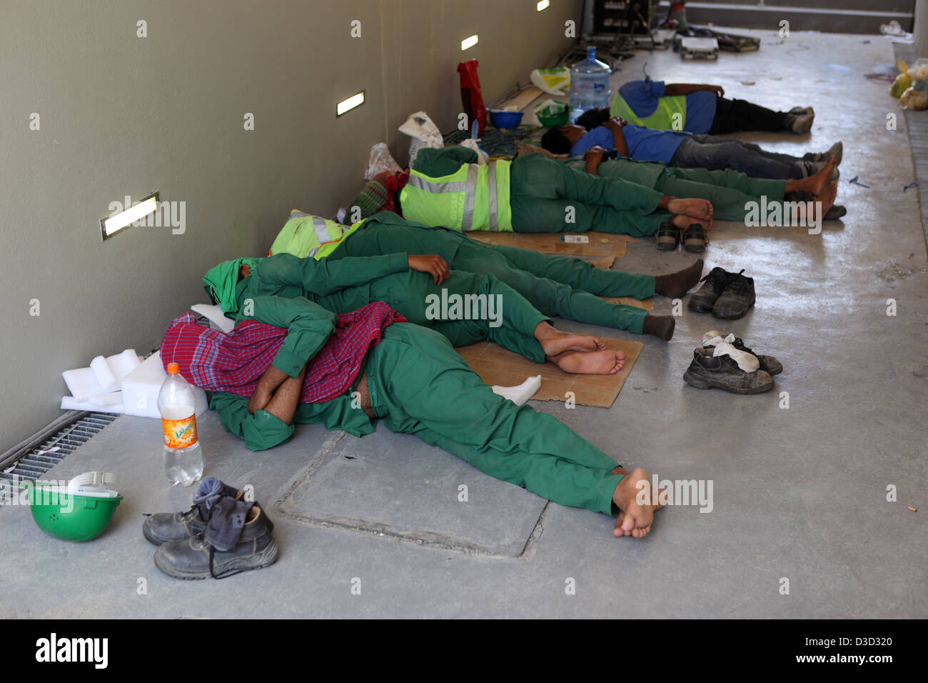 Dubai, Emirati arabi uniti, lavoratori edili dormire nei loro rottura sul pavimento Foto Stock