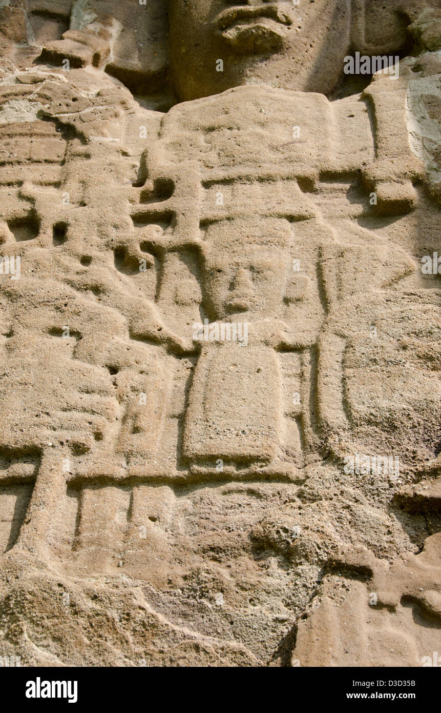Guatemala, Quirigua rovine Maya parco archeologico (UNESCO). Dettaglio del riccamente intagliato stele di pietra. Foto Stock