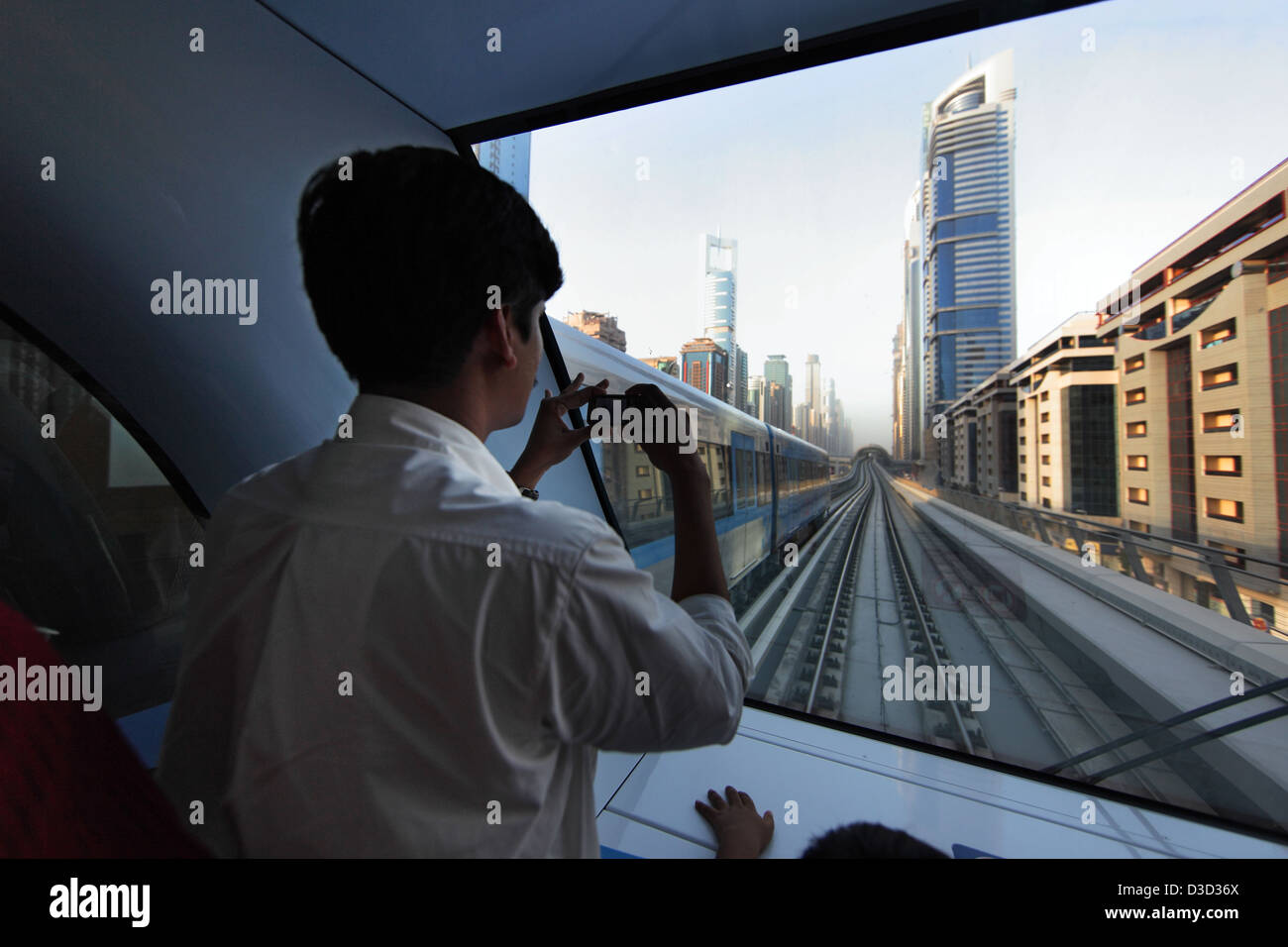 Dubai, Emirati Arabi Uniti, un uomo prende una foto di una vettura della metropolitana di Dubai Foto Stock