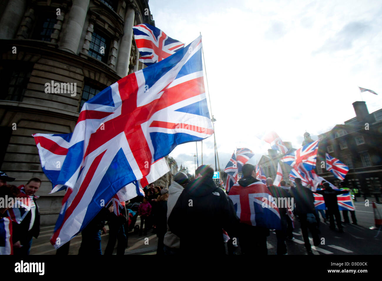 Londra REGNO UNITO. Il 16 febbraio 2013. Manifestanti stadio a marzo a Londra organizzato da sud-est di alleanza con stretti legami con la difesa inglese League a sostegno della bandiera unionista polemiche di battenti bandiera dell'Union Jack su Belfast City Hall. Credit Amer Ghazzal/Alamy Live News Foto Stock