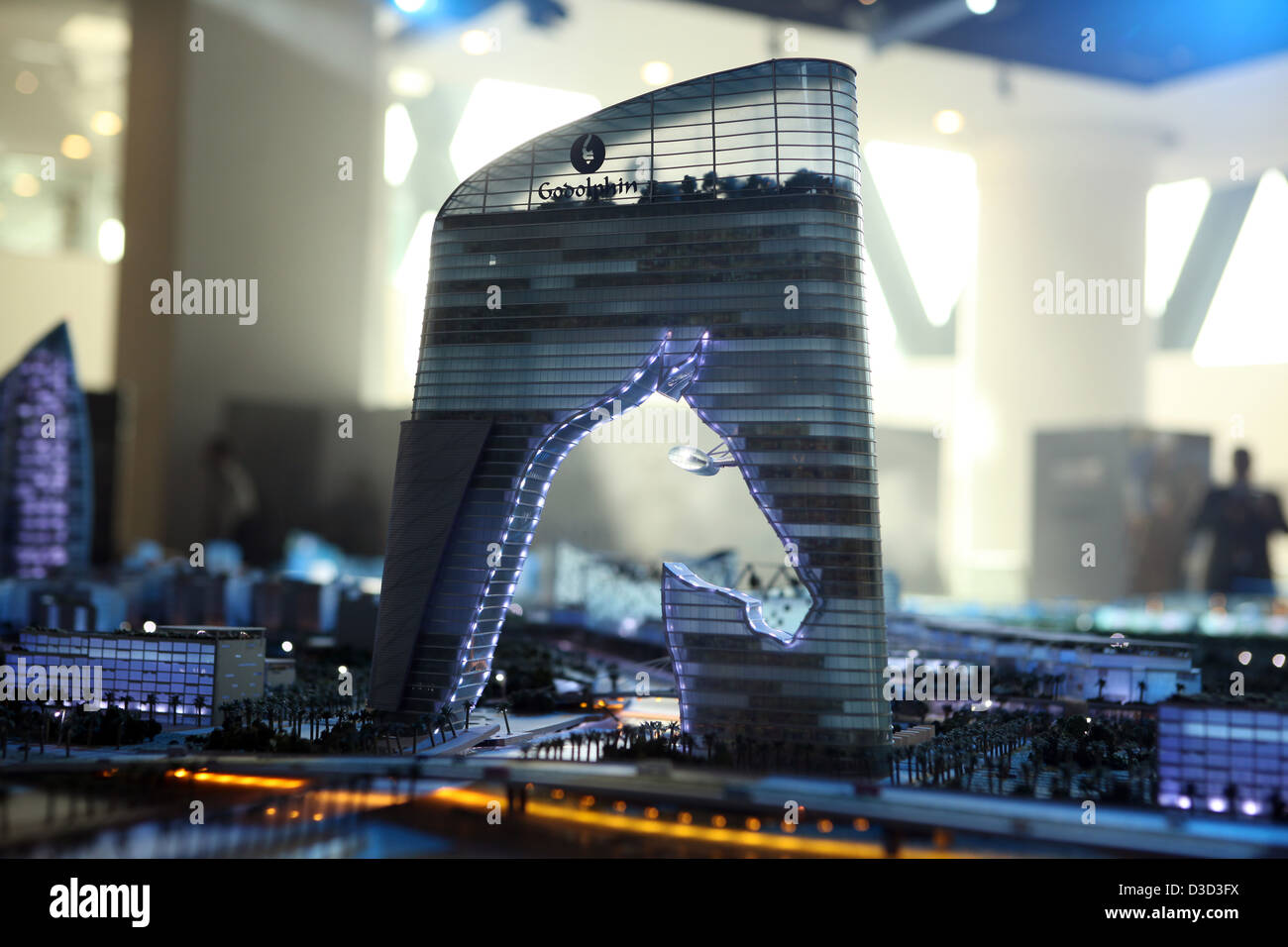 Dubai, Emirati Arabi Uniti, il modello di un edificio con una testa di cavallo nel progetto di costruzione Meydan City Foto Stock