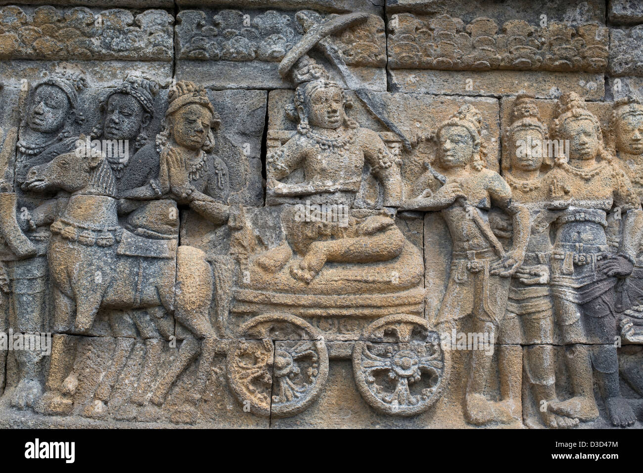 Scolpiti figurine buddista adornano le pareti del tempio Buddhista di Borobudur in Java, Indonesia Foto Stock