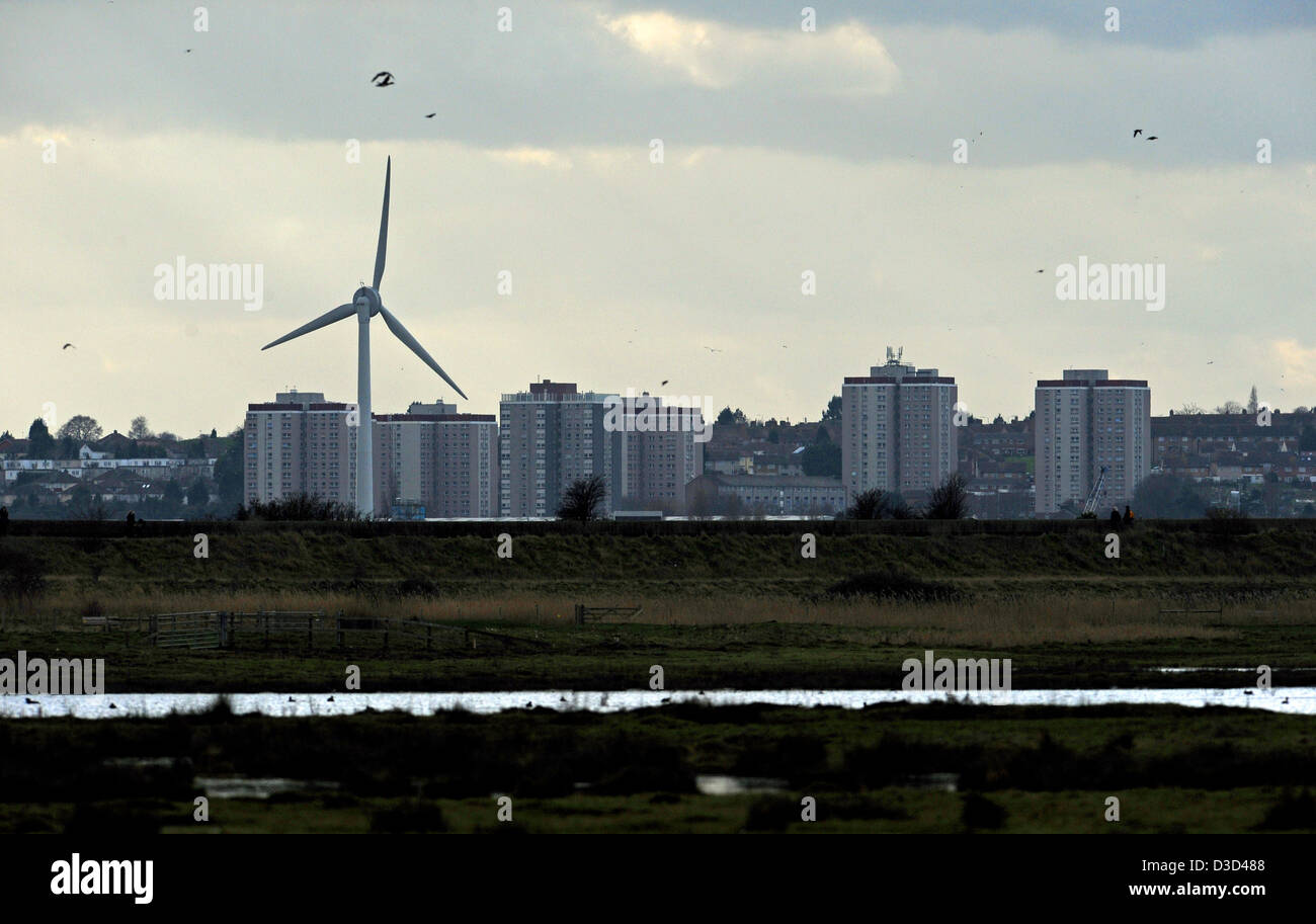 Turbina eolica vicino a Rainham Marshes RSPB Riserva Naturale dal fiume Tamigi Essex REGNO UNITO Foto Stock