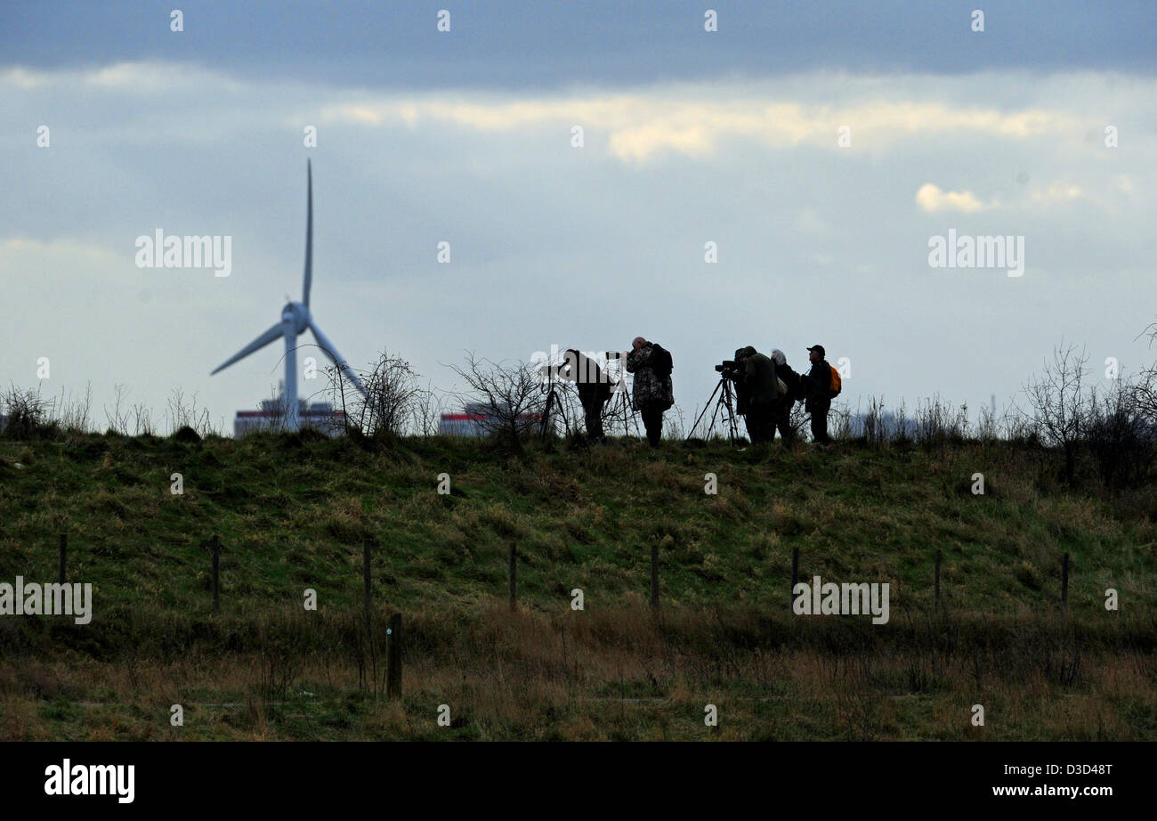 Gli amanti del birdwatching o twitchers a Rainham Marshes RSPB Riserva Naturale dal fiume Tamigi Essex REGNO UNITO Foto Stock