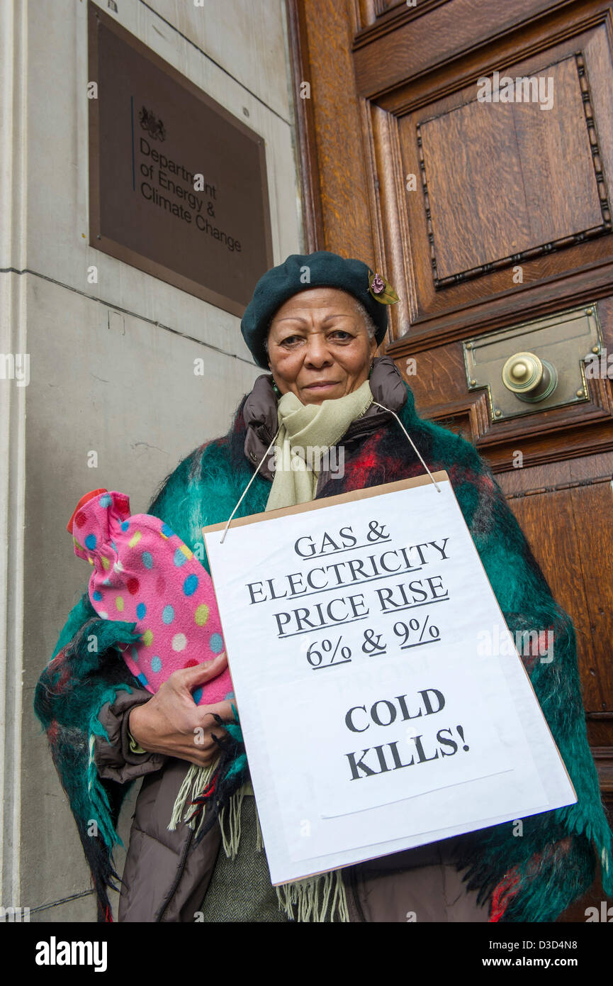 Ellen Lebethe, sedia di Lambeth pensionati action group, a una protesta organizzata dalla povertà di combustibile azione al di fuori del Dipartimento di Energia e cambiamenti climatici come parte di un fine settimana nazionale di carburante bill azioni. Un gruppo misto di pensionati, gruppi di disabili e gli attivisti cercando di ridurre la povertà si sono riuniti sotto la 'Stop La grande rapina di Carburante' slogan e si lamenta contro la sempre crescente le bollette di carburante. Whitehall, London, Regno Unito 16 Febbraio 2013. Foto Stock