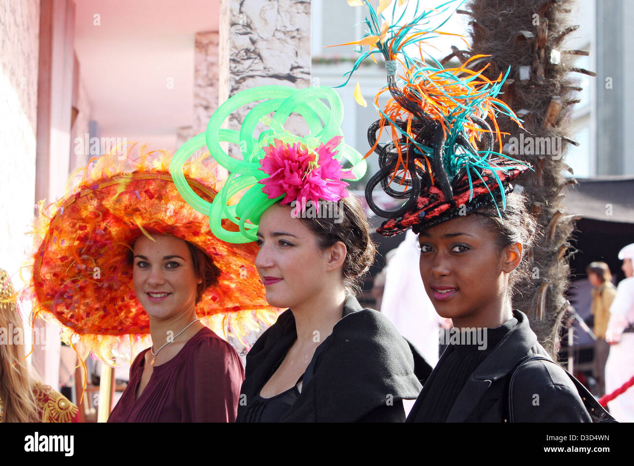 Parigi, Francia, donne con hat a gare Foto Stock