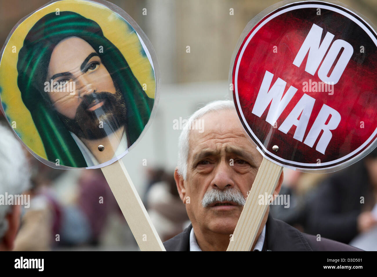 Il 16 febbraio 2013. Londra REGNO UNITO. Membri della British Alevi turco fase comunitaria un rally in Trafalgar Square a chiedere una maggiore parità di trattamento per le loro credenze religiose in Turchia. Alevism sviluppato al di fuori della Shia Islam e si stima la comunità Alevi in Turchia è compresa tra dieci e venti milioni di euro. Alevis sono state bersaglio di storiche e recenti di repressione. Credito: Amer Ghazzal/Alamy Live News Foto Stock