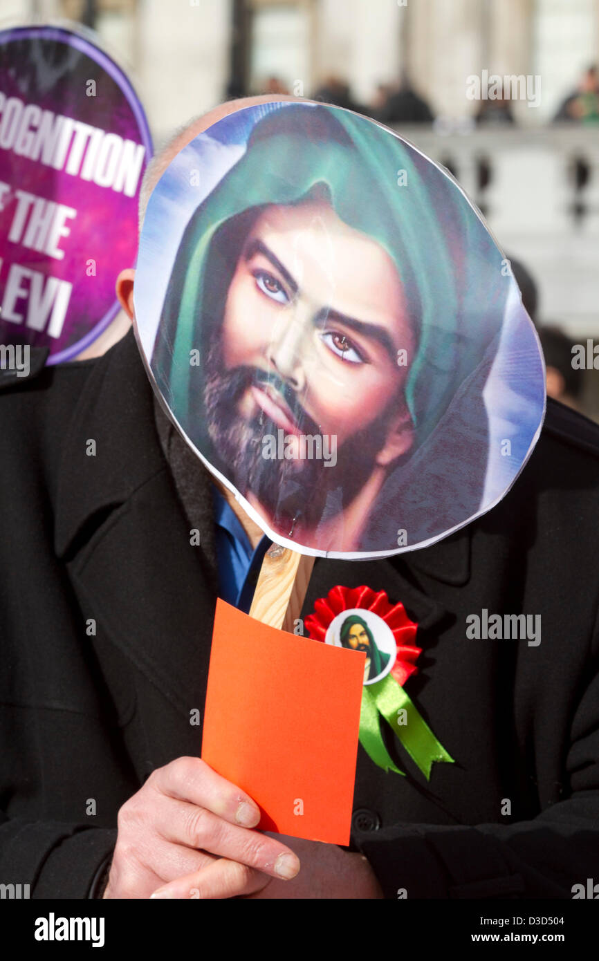 Il 16 febbraio 2013. Londra REGNO UNITO. Membri della British Alevi turco fase comunitaria un rally in Trafalgar Square a chiedere una maggiore parità di trattamento per le loro credenze religiose in Turchia. Alevism sviluppato al di fuori della Shia Islam e si stima la comunità Alevi in Turchia è compresa tra dieci e venti milioni di euro. Alevis sono state bersaglio di storiche e recenti di repressione. Credito: Amer Ghazzal/Alamy Live News Foto Stock