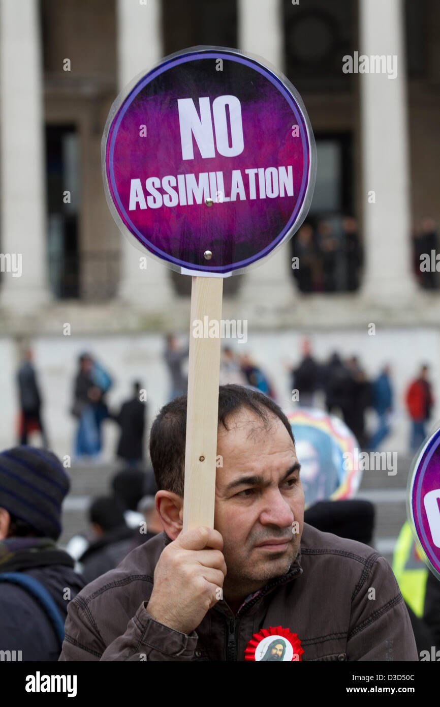 Il 16 febbraio 2013. Londra REGNO UNITO. Membri della British Alevi turco fase comunitaria un rally in Trafalgar Square a chiedere una maggiore parità di trattamento per le loro credenze religiose in Turchia. Alevism sviluppato al di fuori della Shia Islam e si stima la comunità Alevi in Turchia è compresa tra dieci e venti milioni di euro. Alevis sono state bersaglio di storiche e recenti di repressione. Credito: Amer Ghazzal/Alamy Live News Foto Stock