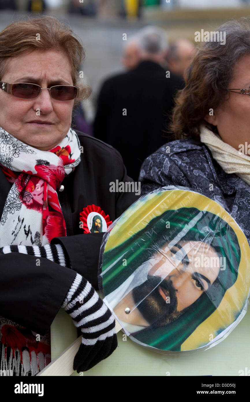 Il 16 febbraio 2013. Londra REGNO UNITO. Membri della British Alevi turco fase comunitaria un rally in Trafalgar Square a chiedere una maggiore parità di trattamento per le loro credenze religiose in Turchia. Alevism sviluppato al di fuori della Shia Islam e si stima la comunità Alevi in Turchia è compresa tra dieci e venti milioni di euro. Alevis sono state bersaglio di storiche e recenti di repressione. Credito: Amer Ghazzal/Alamy Live News Foto Stock