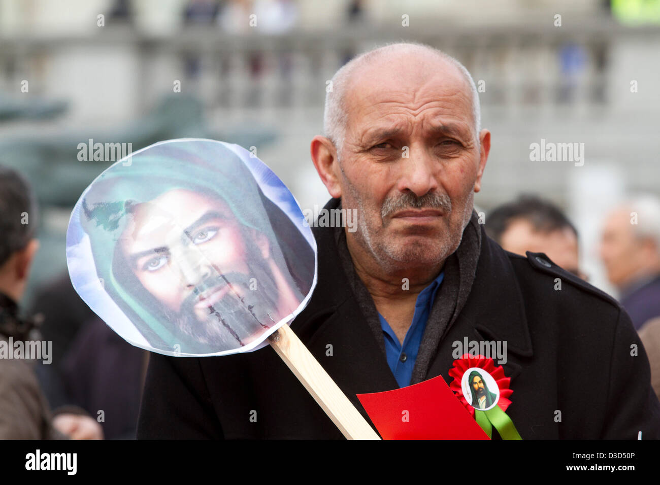 Il 16 febbraio 2013. Londra REGNO UNITO. Membri della British Alevi turco fase comunitaria un rally in Trafalgar Square a chiedere una maggiore parità di trattamento per le loro credenze religiose in Turchia. Alevism sviluppato al di fuori della Shia Islam e si stima la comunità Alevi in Turchia è compresa tra dieci e venti milioni di euro. Alevis sono state bersaglio di storiche e recenti di repressione. Credito: Amer Ghazzal/Alamy Live News Foto Stock