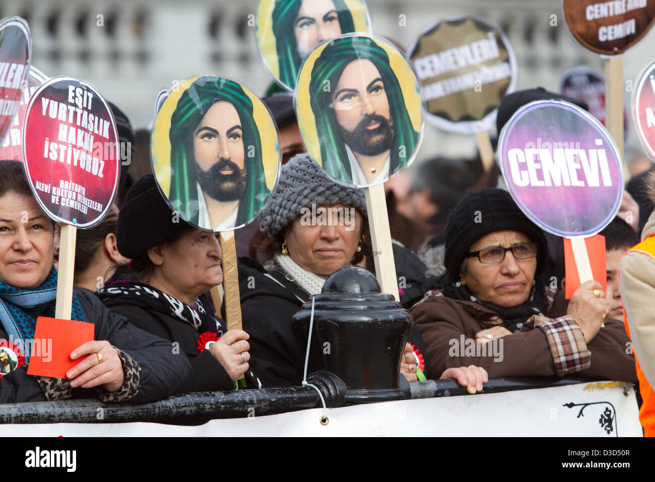 Il 16 febbraio 2013. Londra REGNO UNITO. Membri della British Alevi turco fase comunitaria un rally in Trafalgar Square a chiedere una maggiore parità di trattamento per le loro credenze religiose in Turchia. Alevism sviluppato al di fuori della Shia Islam e si stima la comunità Alevi in Turchia è compresa tra dieci e venti milioni di euro. Alevis sono state bersaglio di storiche e recenti di repressione. Credito: Amer Ghazzal/Alamy Live News Foto Stock