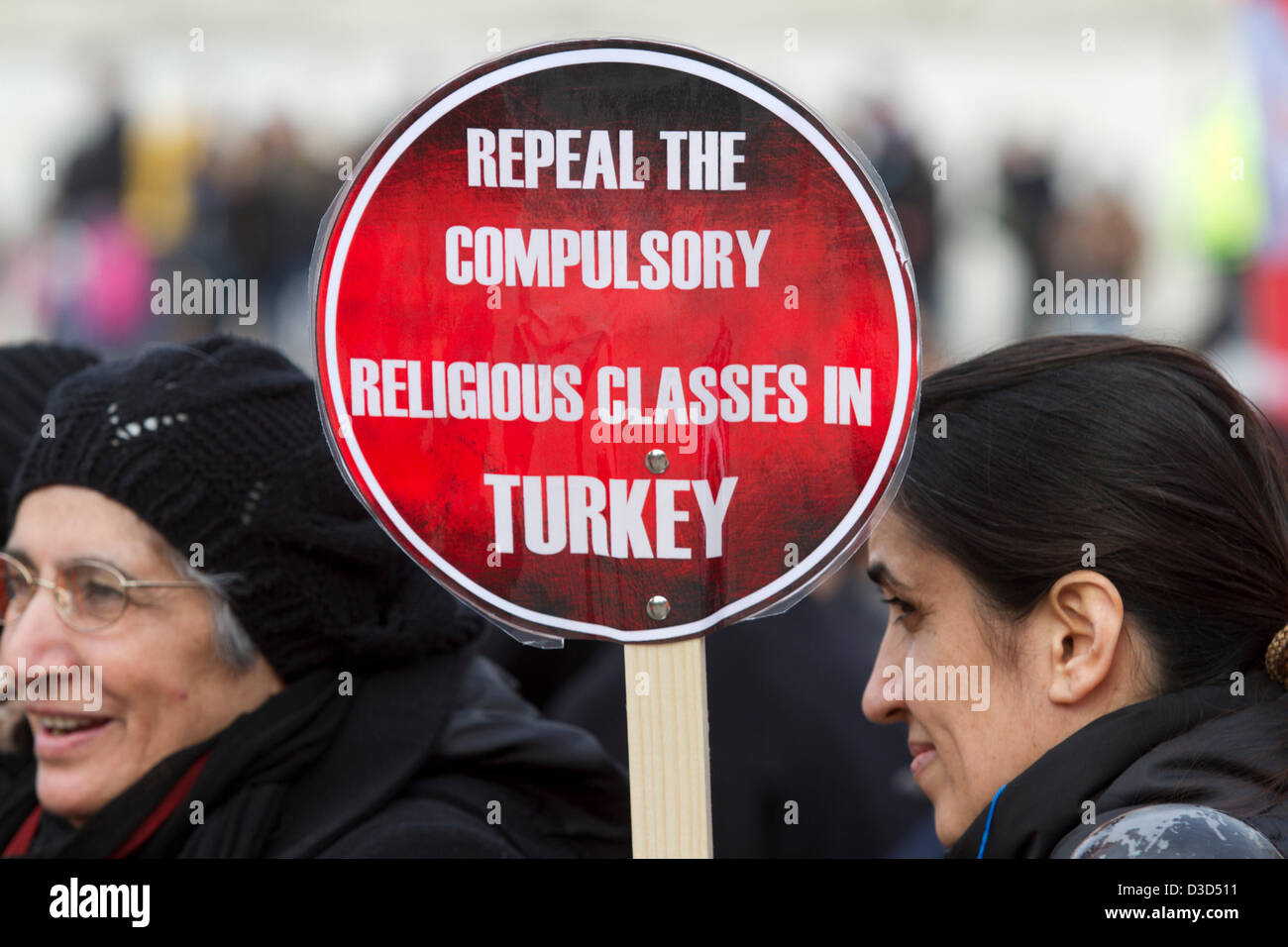 Il 16 febbraio 2013. Londra REGNO UNITO. Membri della British Alevi turco fase comunitaria un rally in Trafalgar Square a chiedere una maggiore parità di trattamento per le loro credenze religiose in Turchia. Alevism sviluppato al di fuori della Shia Islam e si stima la comunità Alevi in Turchia è compresa tra dieci e venti milioni di euro. Alevis sono state bersaglio di storiche e recenti di repressione. Credito: Amer Ghazzal/Alamy Live News Foto Stock