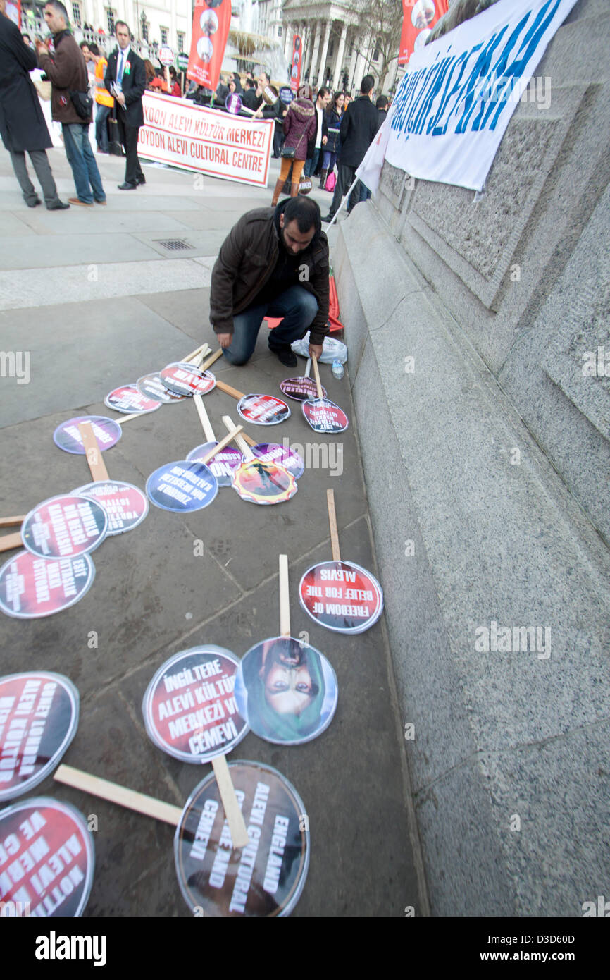 Il 16 febbraio 2013. Londra REGNO UNITO. Membri della British Alevi turco fase comunitaria un rally in Trafalgar Square a chiedere una maggiore parità di trattamento per le loro credenze religiose in Turchia. Alevism sviluppato al di fuori della Shia Islam e si stima la comunità Alevi in Turchia è compresa tra dieci e venti milioni di euro. Alevis sono state bersaglio di storiche e recenti di repressione. Credito: Amer Ghazzal/Alamy Live News Foto Stock