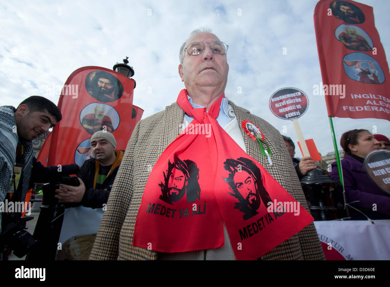 Il 16 febbraio 2013. Londra REGNO UNITO. Membri della British Alevi turco fase comunitaria un rally in Trafalgar Square a chiedere una maggiore parità di trattamento per le loro credenze religiose in Turchia. Alevism sviluppato al di fuori della Shia Islam e si stima la comunità Alevi in Turchia è compresa tra dieci e venti milioni di euro. Alevis sono state bersaglio di storiche e recenti di repressione. Credito: Amer Ghazzal/Alamy Live News Foto Stock