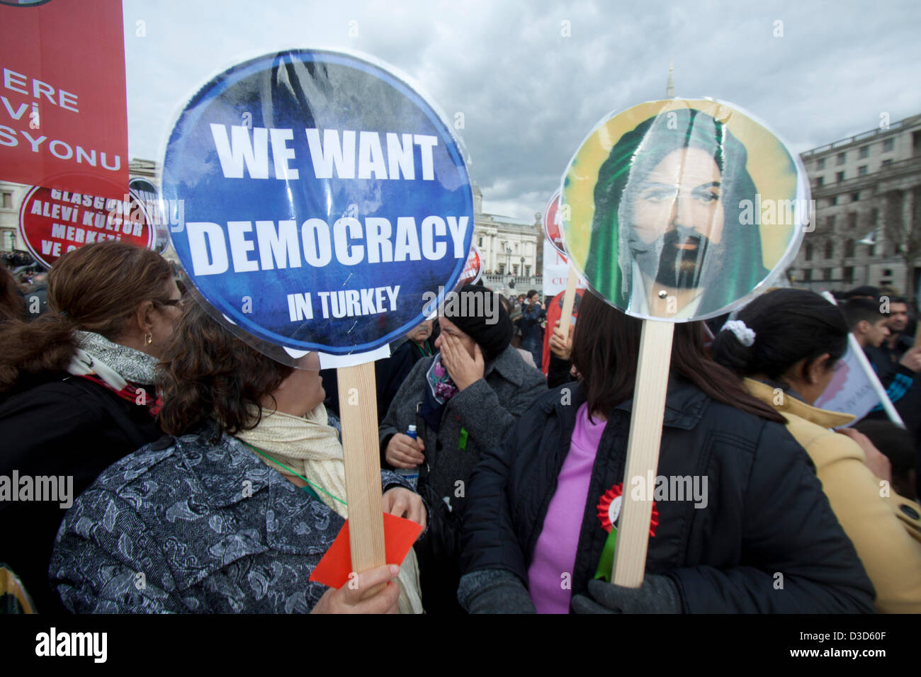 Il 16 febbraio 2013. Londra REGNO UNITO. Membri della British Alevi turco fase comunitaria un rally in Trafalgar Square a chiedere una maggiore parità di trattamento per le loro credenze religiose in Turchia. Alevism sviluppato al di fuori della Shia Islam e si stima la comunità Alevi in Turchia è compresa tra dieci e venti milioni di euro. Alevis sono state bersaglio di storiche e recenti di repressione. Credito: Amer Ghazzal/Alamy Live News Foto Stock