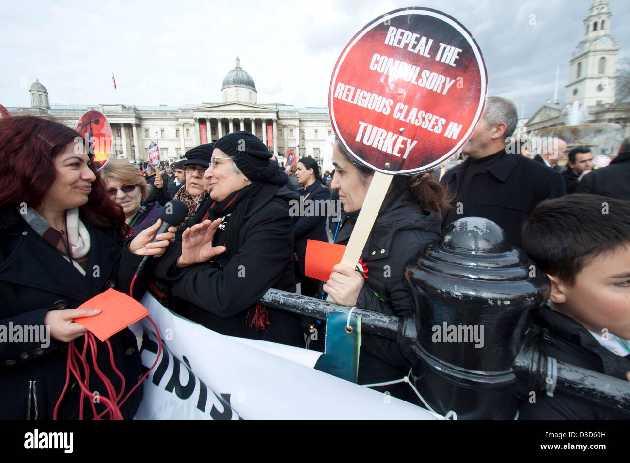 Il 16 febbraio 2013. Londra REGNO UNITO. Membri della British Alevi turco fase comunitaria un rally in Trafalgar Square a chiedere una maggiore parità di trattamento per le loro credenze religiose in Turchia. Alevism sviluppato al di fuori della Shia Islam e si stima la comunità Alevi in Turchia è compresa tra dieci e venti milioni di euro. Alevis sono state bersaglio di storiche e recenti di repressione. Credito: Amer Ghazzal/Alamy Live News Foto Stock