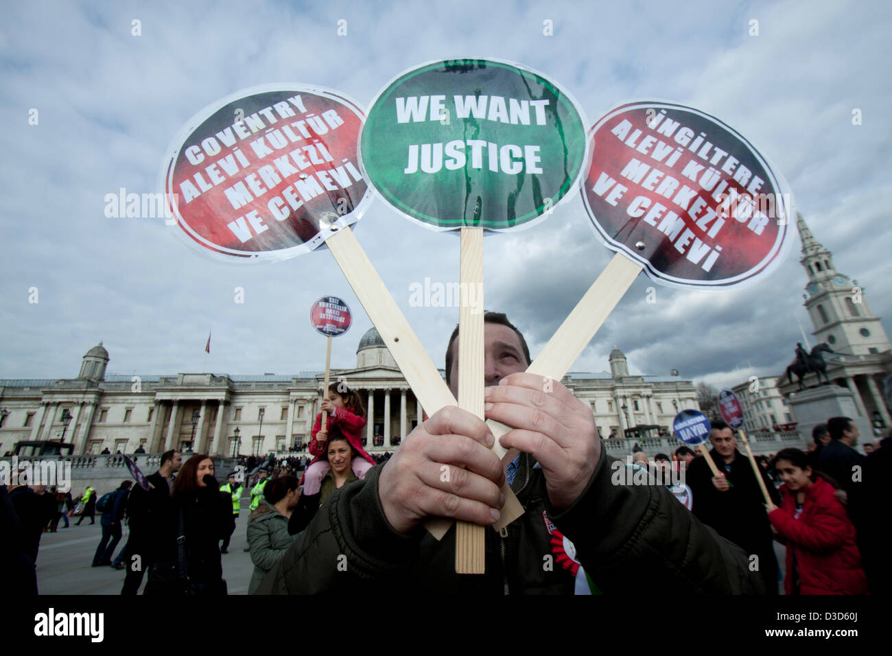 Il 16 febbraio 2013. Londra REGNO UNITO. Membri della British Alevi turco fase comunitaria un rally in Trafalgar Square a chiedere una maggiore parità di trattamento per le loro credenze religiose in Turchia. Alevism sviluppato al di fuori della Shia Islam e si stima la comunità Alevi in Turchia è compresa tra dieci e venti milioni di euro. Alevis sono state bersaglio di storiche e recenti di repressione. Credito: Amer Ghazzal/Alamy Live News Foto Stock