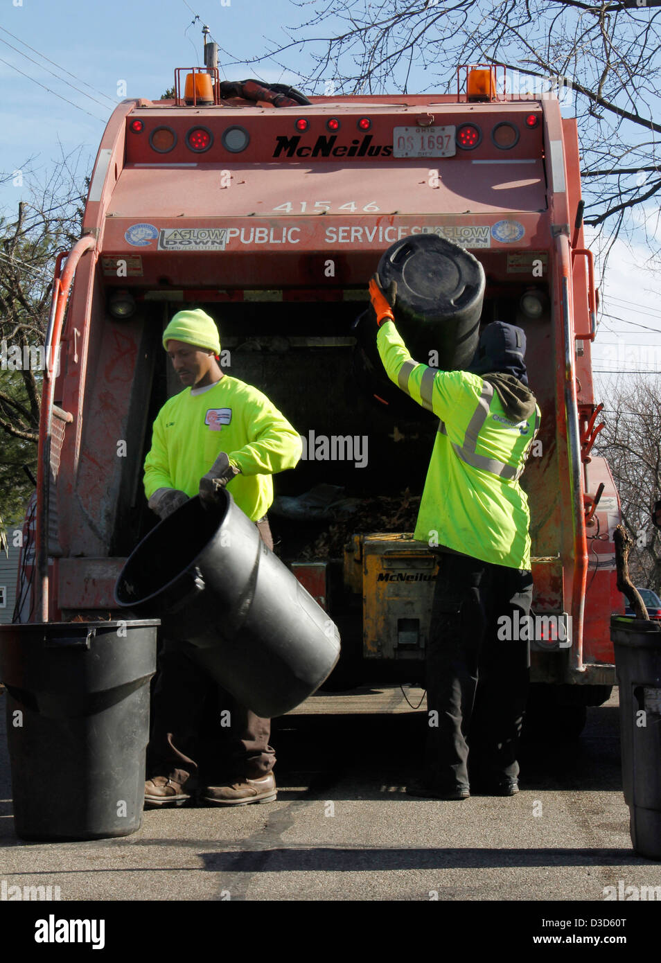 La procedura di garbage collection nel cestino Ohio uomini raccoglitori di immondizia Foto Stock