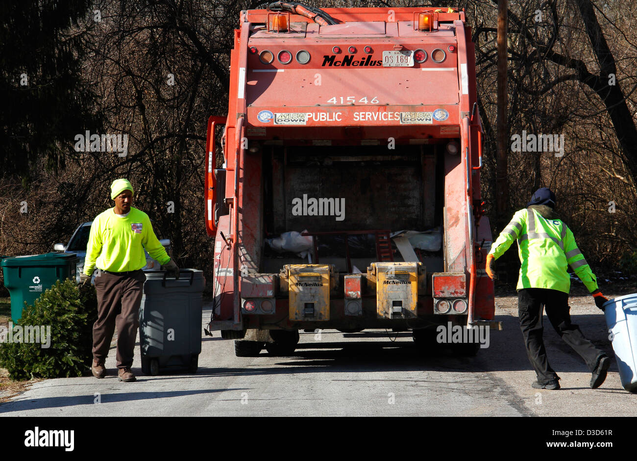 La procedura di garbage collection nel cestino Ohio uomini raccoglitori di immondizia Foto Stock