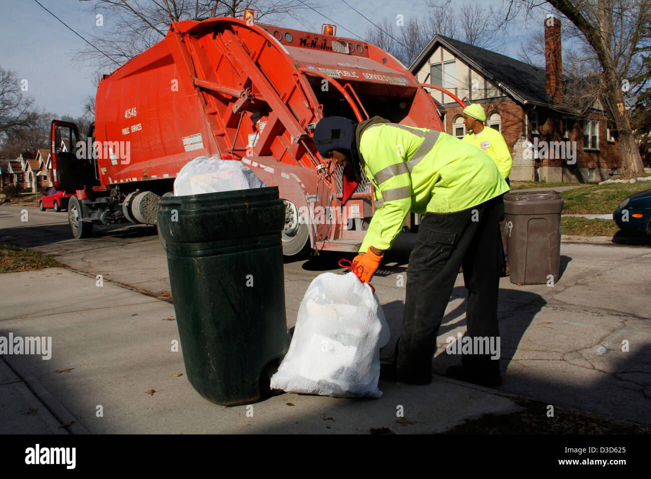 La procedura di garbage collection nel cestino Ohio uomini raccoglitori di immondizia Foto Stock