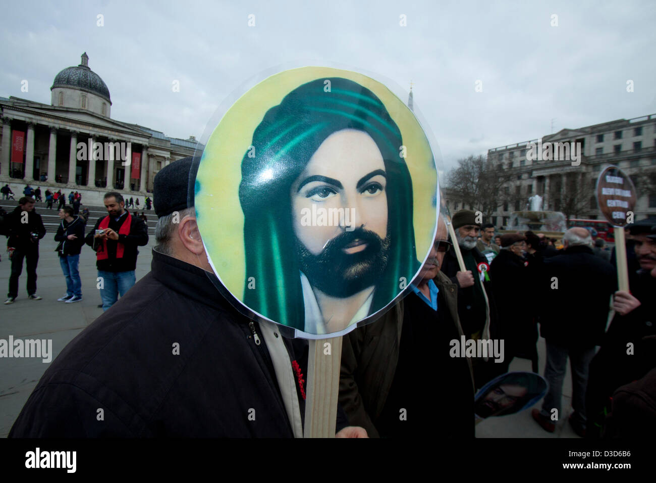 Il 16 febbraio 2013. Londra REGNO UNITO. Membri della British Alevi turco fase comunitaria un rally in Trafalgar Square a chiedere una maggiore parità di trattamento per le loro credenze religiose in Turchia. Alevism sviluppato al di fuori della Shia Islam e si stima la comunità Alevi in Turchia è compresa tra dieci e venti milioni di euro. Alevis sono state bersaglio di storiche e recenti di repressione. Credito: Amer Ghazzal/Alamy Live News Foto Stock