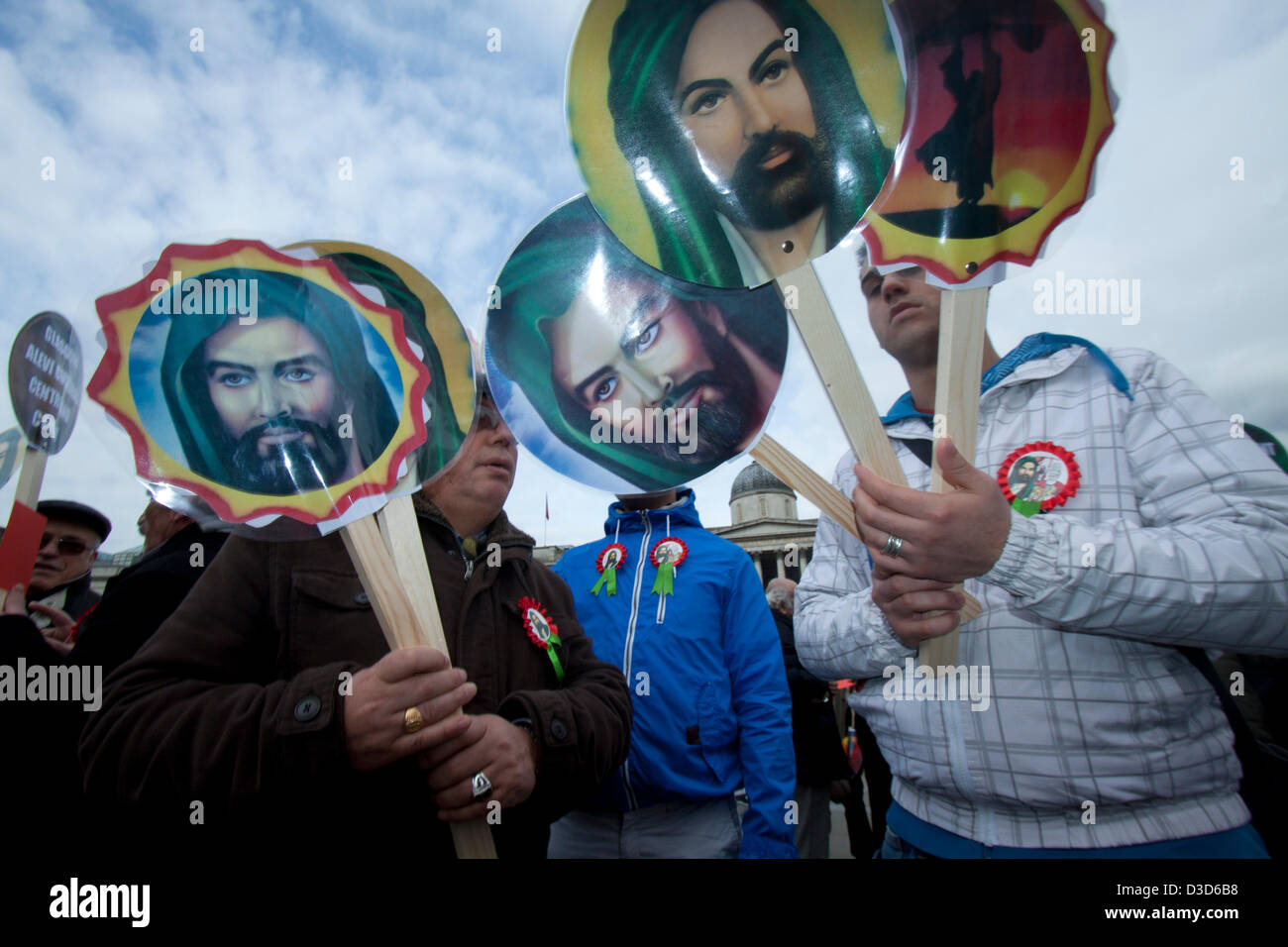 Il 16 febbraio 2013. Londra REGNO UNITO. Membri della British Alevi turco fase comunitaria un rally in Trafalgar Square a chiedere una maggiore parità di trattamento per le loro credenze religiose in Turchia. Alevism sviluppato al di fuori della Shia Islam e si stima la comunità Alevi in Turchia è compresa tra dieci e venti milioni di euro. Alevis sono state bersaglio di storiche e recenti di repressione. Credito: Amer Ghazzal/Alamy Live News Foto Stock