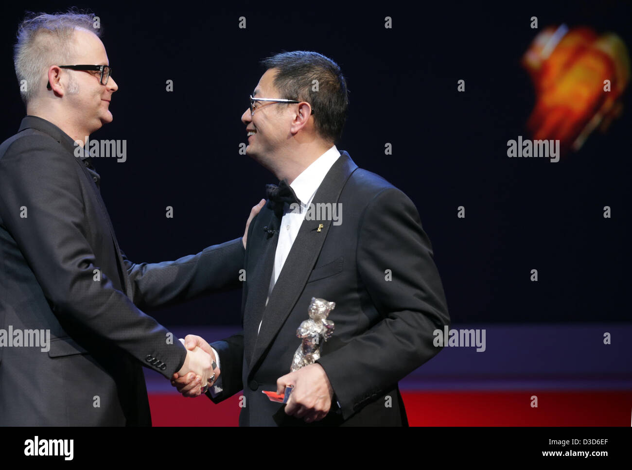 Regista canadese Denis Cote (L) riceve l'Orso d'Argento - Premio Alfred Bauer in memoria del fondatore del Festival per un film che apre nuove prospettive per il film 'Vic+Flo vide un orso' ('Vic+Flo ont vu onu la nostra") da Berlinale presidente della giuria Wong Kar Wai durante la cerimonia di premiazione della 63a edizione annuale Festival Internazionale del Cinema di Berlino aka Berlinale, Berlino, Germania, 16 febbraio 2013. Il programma pubblico del Festival Internazionale del Cinema di Berlino mostra circa 400 film all'anno, principalmente internazionale o anteprime europee. Foto: Michael Kappeler/dpa +++(c) dpa - Bildfunk+++ Foto Stock