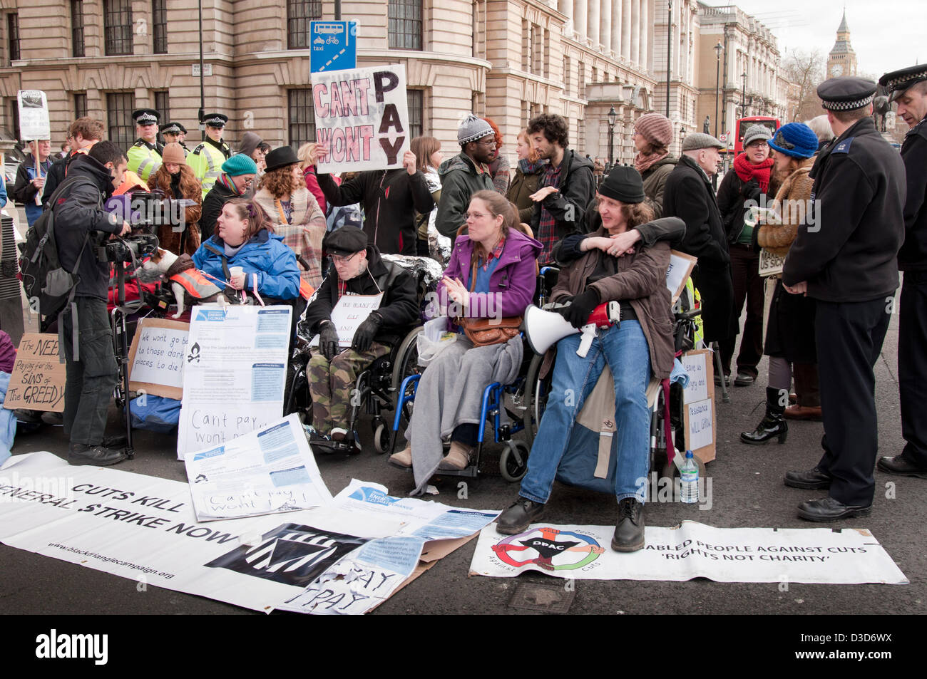 Londra REGNO UNITO. Il 16 febbraio 2013. Un sit in segno di protesta ha portato dai popoli disabili Azione diretta rete smette di traffico su Whitehall come carrozzella legato manifestanti prendere la strada. L'evento organizzato in collaborazione con la Povertà di combustibile azione, è stato chiamato per attirare l'attenzione sul problema della povertà di combustibile nel Regno Unito in un momento di tagli di austerità. Molte persone a basso salario o che fanno affidamento su prestazioni ora non sono in grado di riscaldare le loro case e di dover scegliere tra il riscaldamento e mangiare. Credito: Patricia Phillips/Alamy Live news Foto Stock