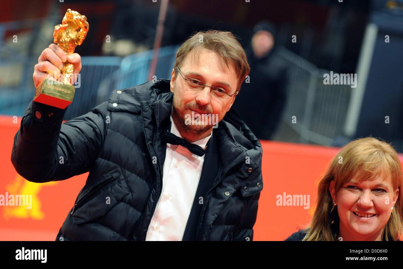 Direttore di Calin Peter Netzer (L) e produttore Ada Solomon posano con l'Orso d'Oro per il Miglior Film per il film 'del Bambino' ('Pozitia Copilului') dopo la cerimonia di premiazione della 63a edizione annuale Festival Internazionale del Cinema di Berlino aka Berlinale, Berlino, Germania, 16 febbraio 2013. Il programma pubblico del Festival Internazionale del Cinema di Berlino mostra circa 400 film all'anno, principalmente internazionale o anteprime europee. Foto: Britta Pedersen/dpa Foto Stock