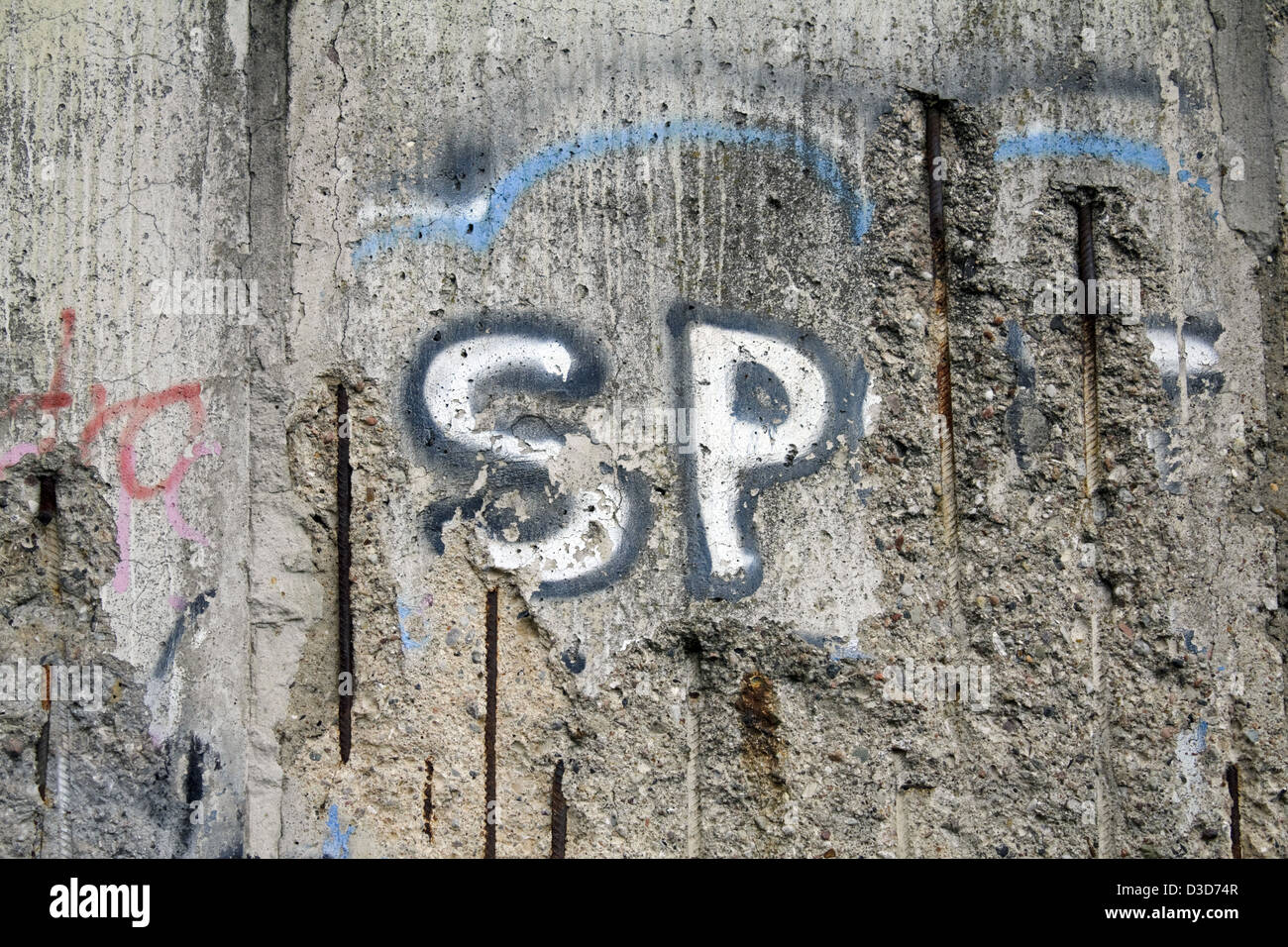 Berlino, Germania, SP aufgesprueht mnemotecniche su un pezzo del muro di Berlino Foto Stock