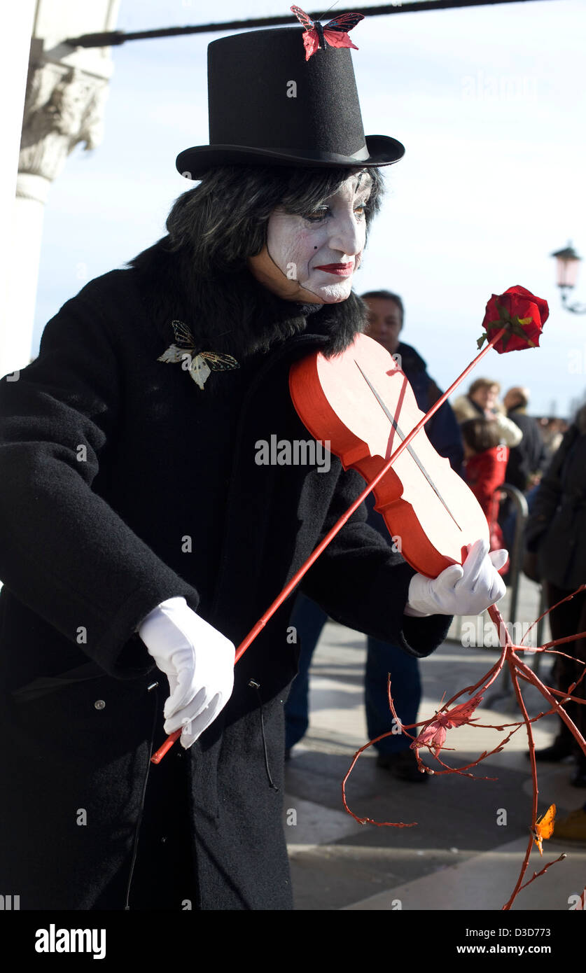 Uomo vestito nel tradizionale costume veneziano riproduzione di un violino  per il Carnevale di Venezia Venezia Italia Foto stock - Alamy