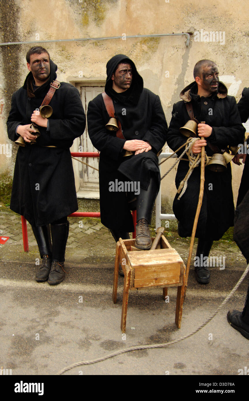 Il vecchio e tradizionale "Thurpos", un tipico black dress e nero-maschera facciale del carnevale di Orotelli, la Barbagia, Sardegna, Italia Foto Stock