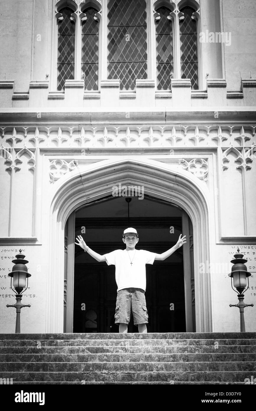 Un ragazzo nel vano della porta del vecchio Louisiana State Capitol Building Foto Stock