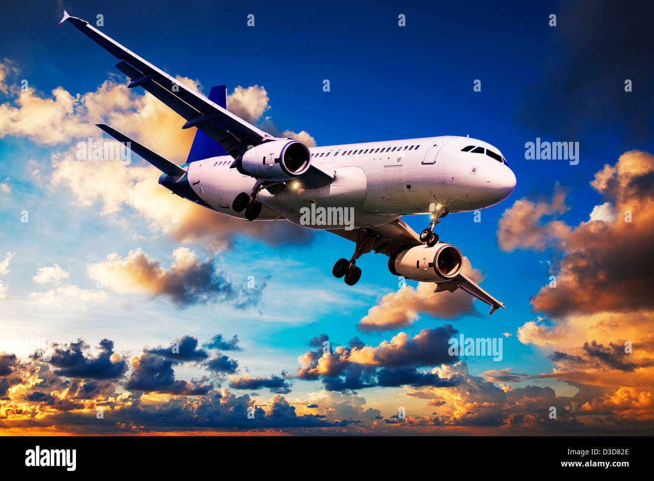 Jet in un cielo all'orario di alba Foto Stock