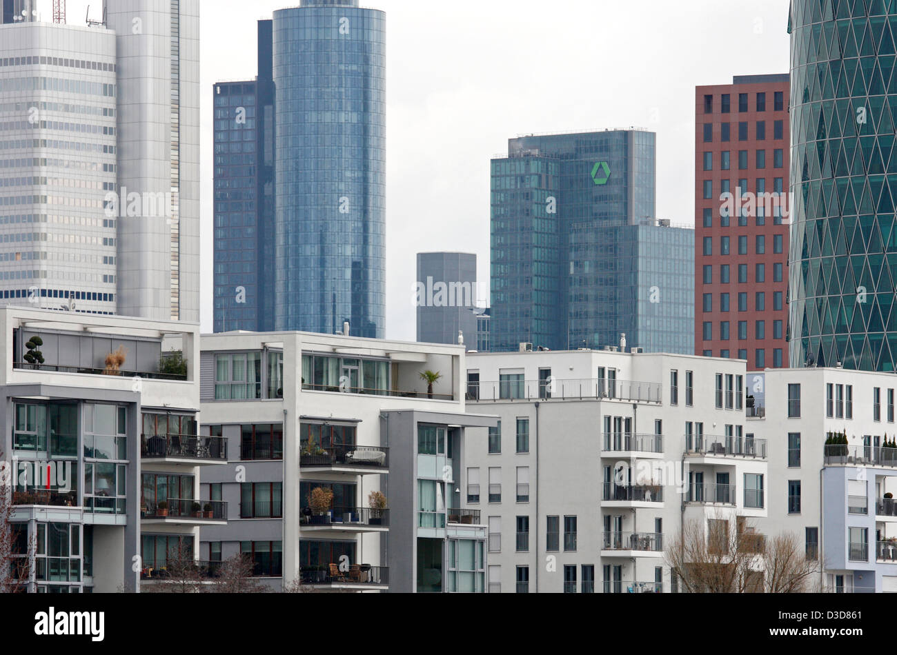 Frankfurt am Main, Germania, Appartmenthaeuser Western Harbour, dietro le torri del quartiere finanziario Foto Stock