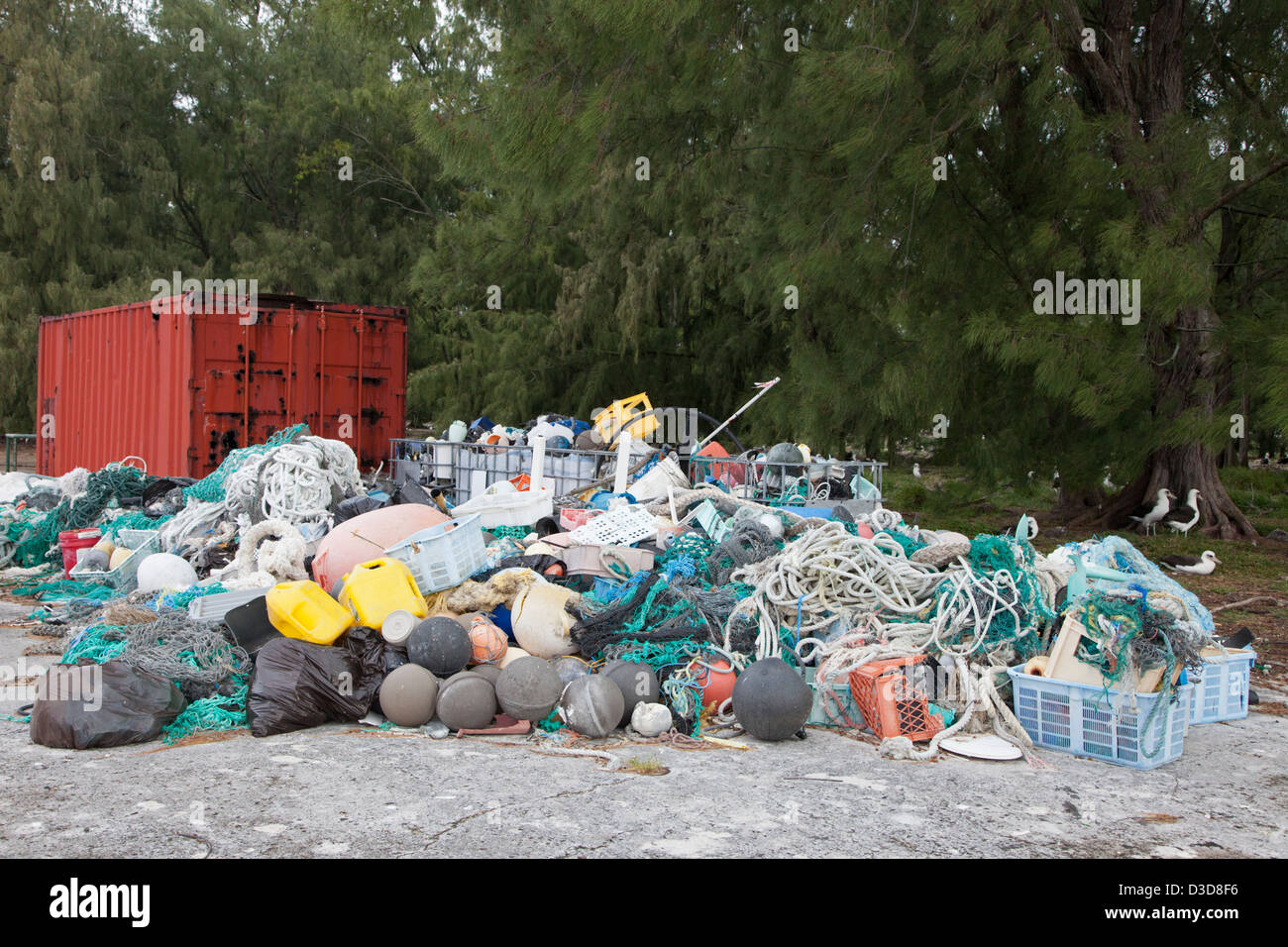 Detriti marini ha portato a Midway Atoll dalle correnti e quindi raccolto per essere spediti fuori isola per lo smaltimento o il riciclaggio Foto Stock