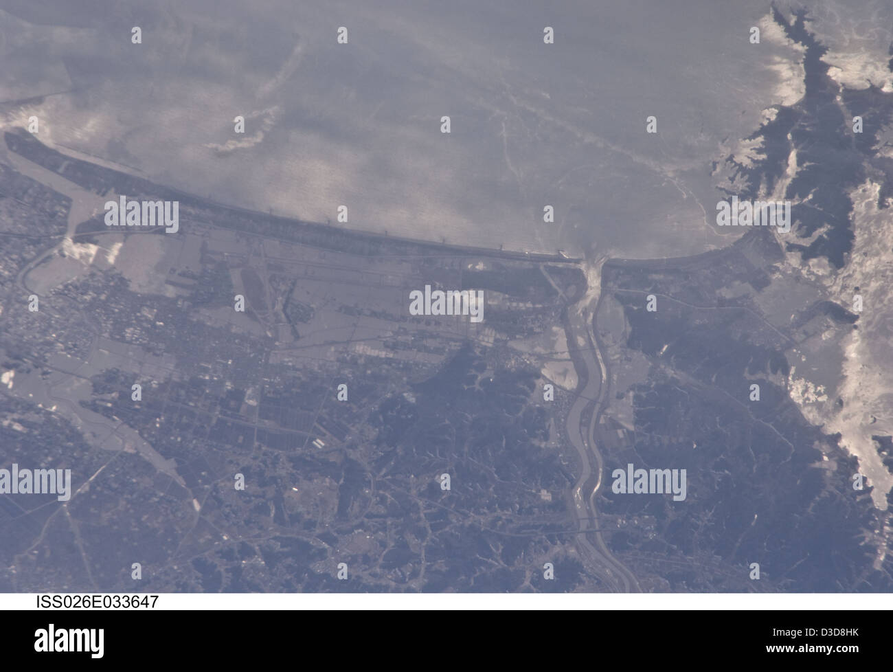 I satelliti di osservazione della Terra della NASA catturano le immagini delle inondazioni dello tsunami nella regione giapponese di Sendai, fornendo dati cruciali per la risposta ai disastri e gli sforzi di recupero. Foto Stock