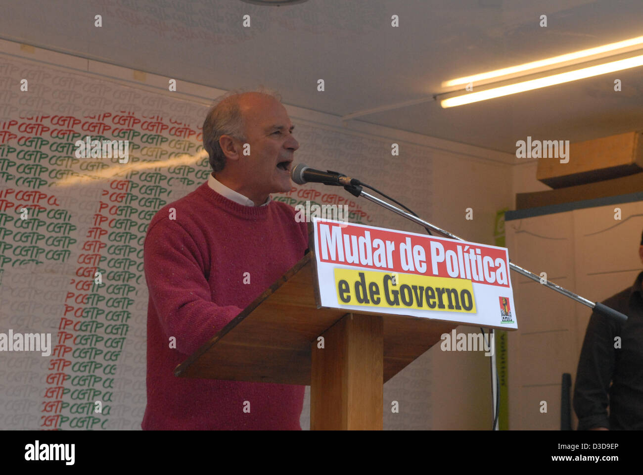 A Lisbona, la sfilata farà uscire il Prince Royal dai quindici ore per la piazza del Municipio, dove Carlos armeno farà il discorso di chiusura. La giornata di azione è stata contrassegnata in segno di protesta contro i salari e tagli di pensione, aumento della pressione fiscale, l'aumento del costo della vita e il tasso di disoccupazione. La CGTP rivendicazioni politiche nuove che passano attraverso un aumento immediato dei salari e delle pensioni, l'estensione della protezione sociale per tutti i disoccupati e di un programma di emergenza per affrontare il problema della disoccupazione. Foto Stock