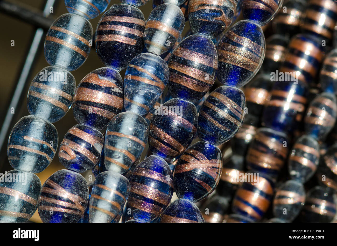 Close up vari trefoli di colorate perline di vetro - un fiocco per produttori di gioielli. Foto Stock