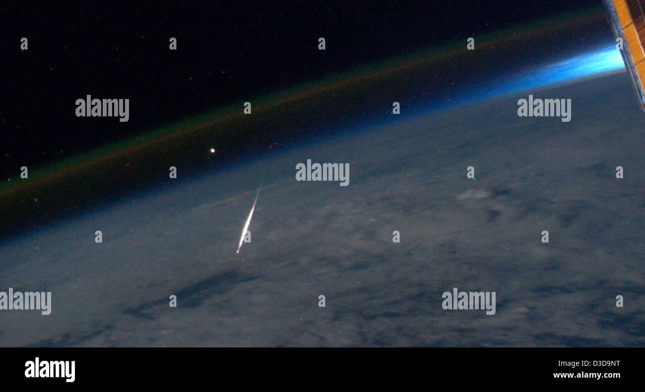 Una pioggia di meteoriti perseidi viene osservata dalla stazione spaziale Internazionale il 13 agosto 2011, catturando immagini mozzafiato di meteoriti che bruciano nell'atmosfera terrestre. Foto Stock