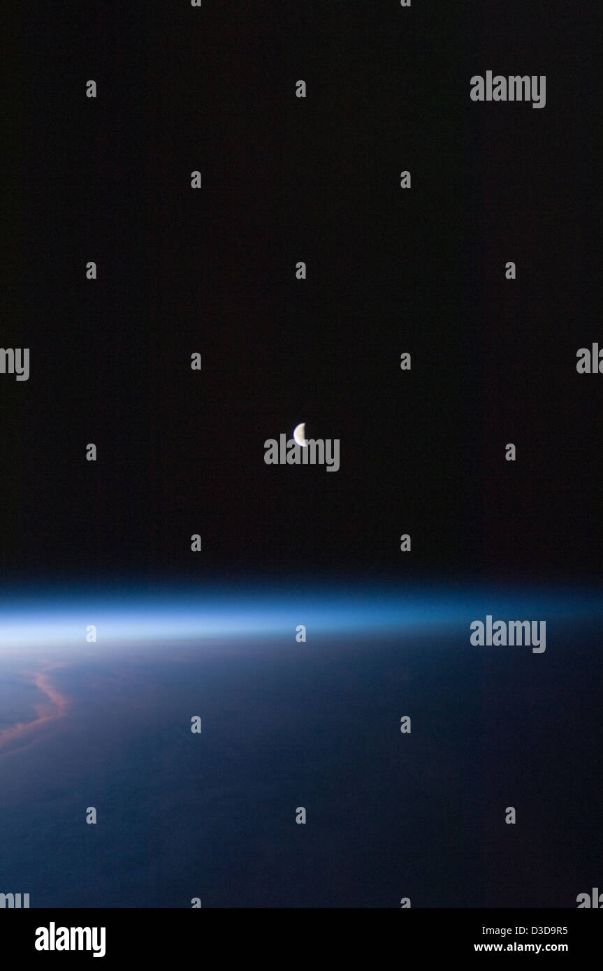 L'ultimo quarto di Luna, catturato dalla stazione spaziale Internazionale il 22 agosto 2011, offre una vista mozzafiato della superficie lunare dall'orbita, catturata durante l'osservazione della Terra da parte dell'equipaggio. Foto Stock